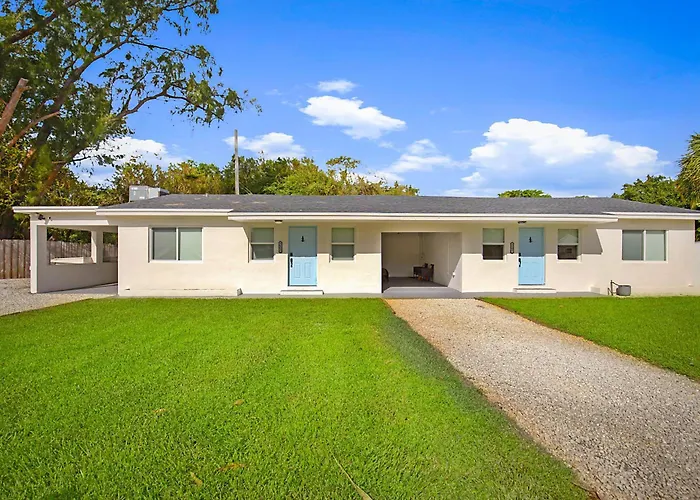 Tropical Escape Near Beach! Tons Of Parking!