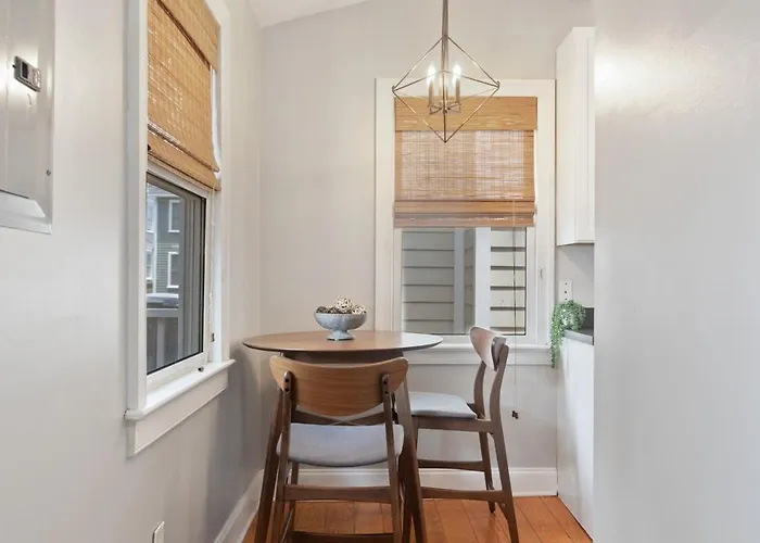 Spacious And Quiet One Block Off King Street