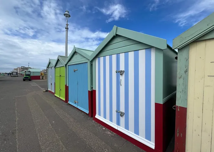 Central Hove Large 2 Bedroom Private Residence With Parking & Beach Hut