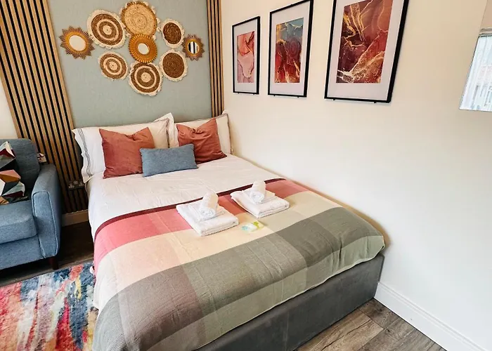 Cosy Private Self Contained Room In Selly Oak Birmingham With Own Kitchenette And Shared Bathroom Between Two Rooms R3