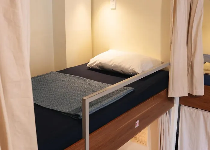 9 Hostel And Suites