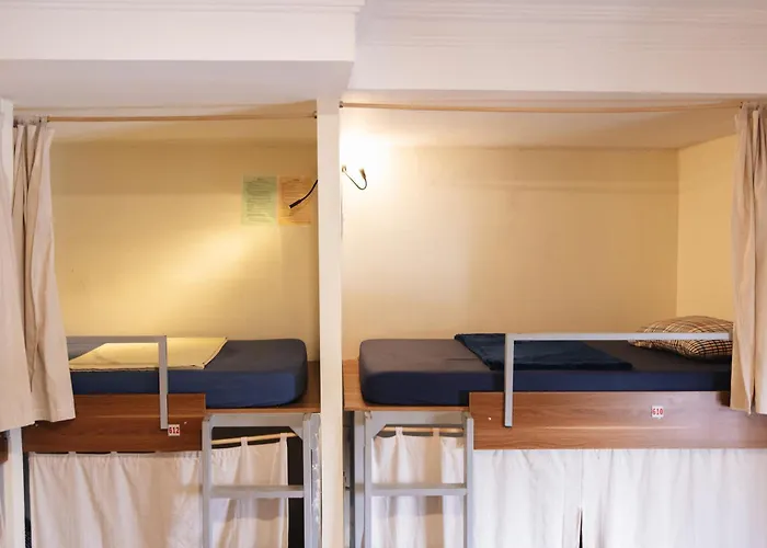 9 Hostel And Suites