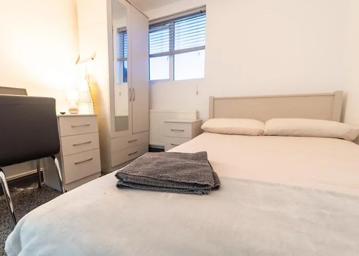 76 Bournbrook Road Equipped Studios Near Qe