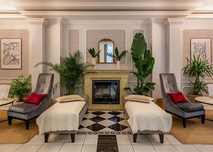 Queen's Court Hotel&Residence