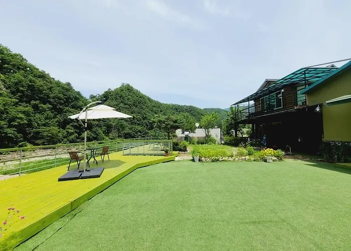 Gapyeong Chorok Jeongwon Gyegok Dokchae Pension