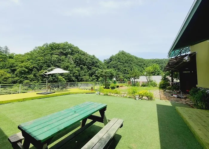 Gapyeong Chorok Jeongwon Gyegok Dokchae Pension