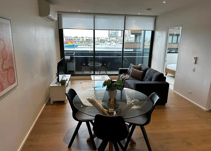 Wyndel Apartments One Bedroom Mel883Col210S