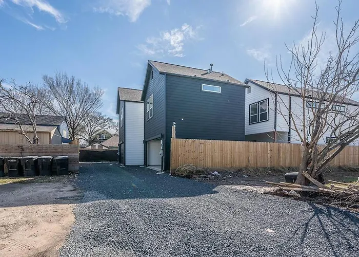Boho-Mod Studio At East Downtown