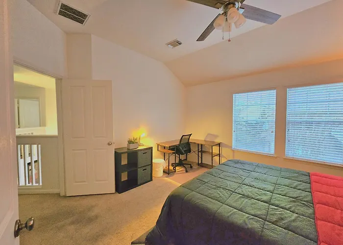 Scenic Homestay In The Woodlands