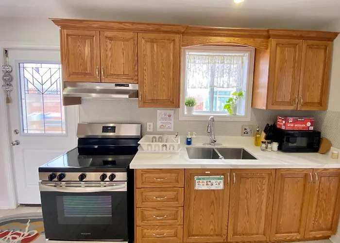 Sunny House - Main Floor, Free Parking, In Toronto