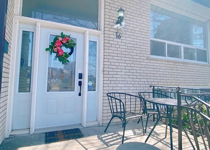 Sunny House - Main Floor, Free Parking, In Toronto