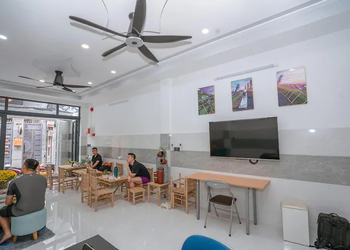 Aloha Saigon Hostel - Less-Touristy Location, Spacious Rooms, Bathroom With A Glass Partition, Airport - Train Station Proximity