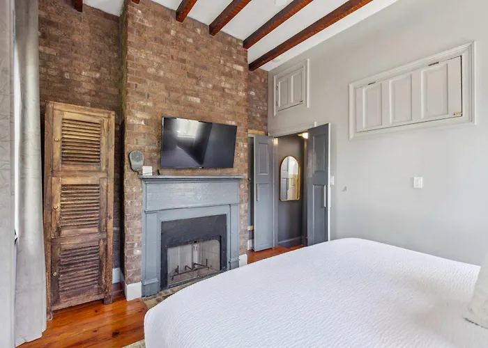 Beautiful Renovated Apartment One Block From King