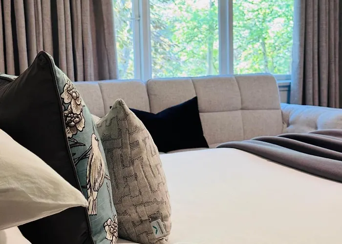 Charming Queen Bedroom With Bathroom Vancouver West