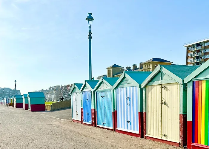 Central Hove Large 2 Bedroom Private Residence With Parking & Beach Hut