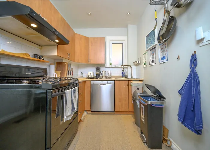 Spacious Room With Ensuite Bathroom Near Subway, Koreatown & Uoft