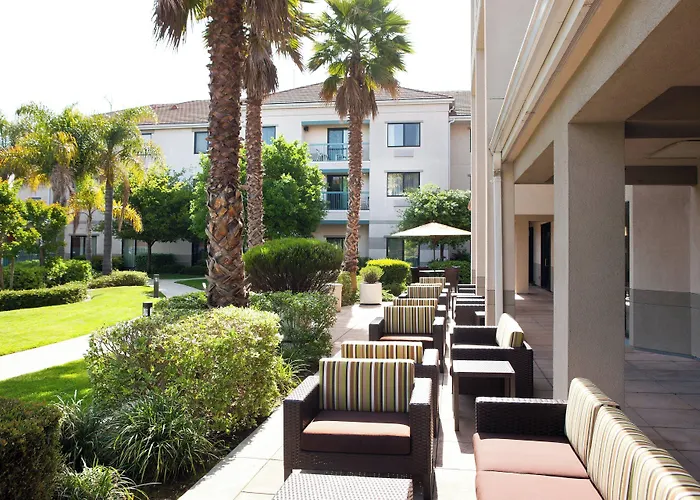 Courtyard By Marriott Oakland Airport
