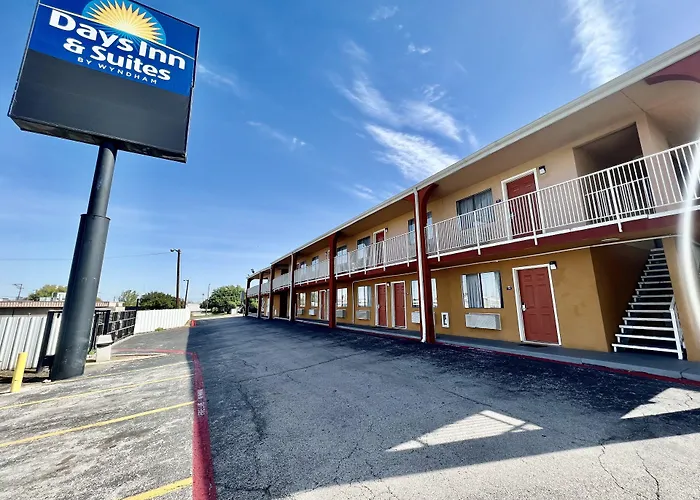 Days Inn & Suites By Wyndham Arlington Near Six Flags