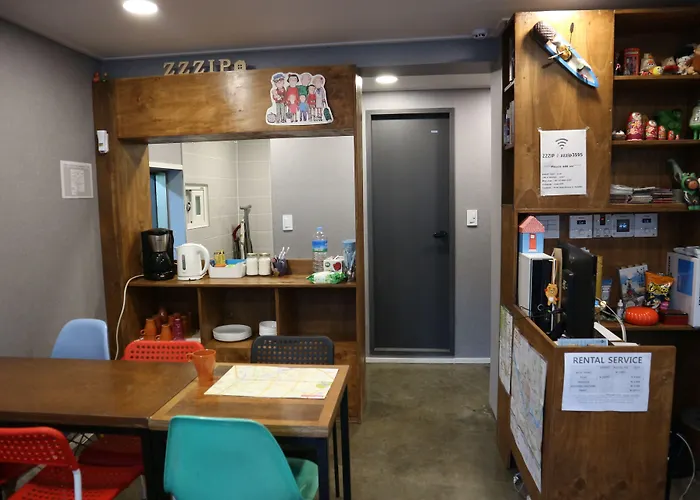 Zzzip Guesthouse In Hongdae