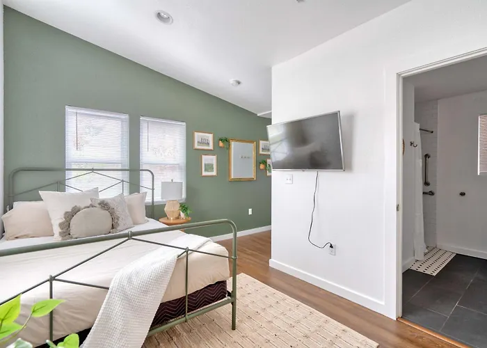Stay Portland - Urban Cabin Studio - Breweries & Local Eateries