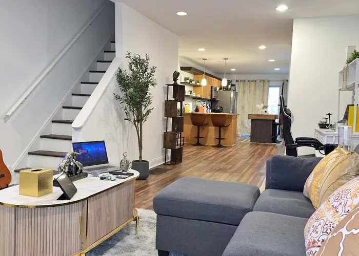 Spacious Private Ensuite, With Private Bath, Outdoor Space, Workstation, Gym, & All Utilities Included In Point Breeze Home