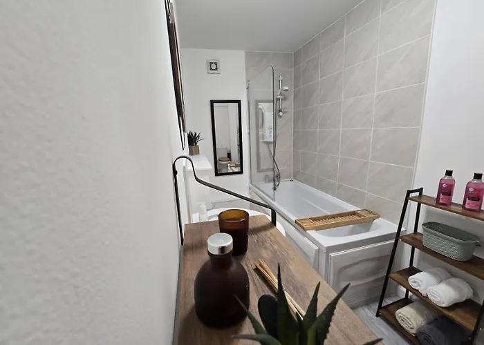Room 2 Shared House 3 Min From Stadium