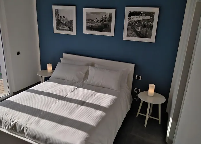 Delia Rooms & Gallery