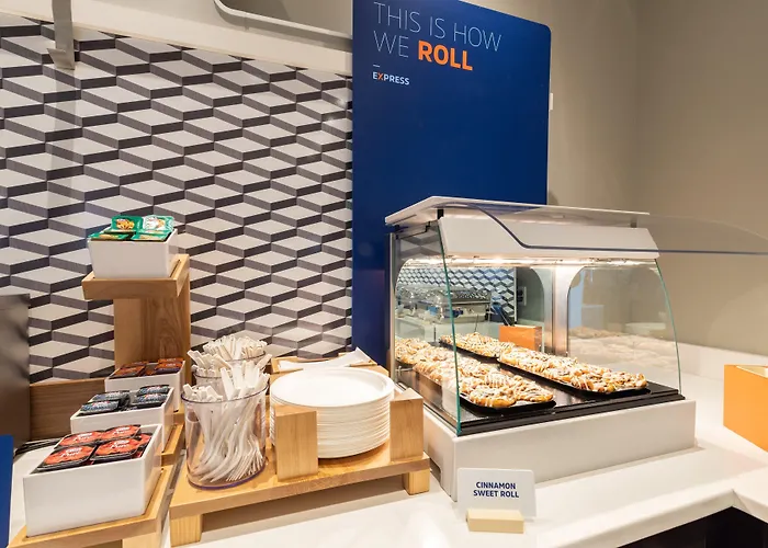 Holiday Inn Express & Suites - Dallas Market Center By Ihg