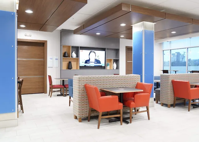 Holiday Inn Express & Suites - Dallas Market Center By Ihg