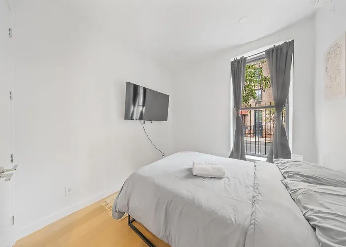 Private Room With Shared Bathroom At An Apartment By Times Square