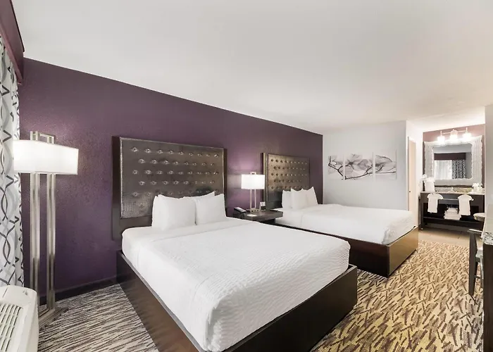 Clarion Inn&Suites Across From Universal Orlando Resort