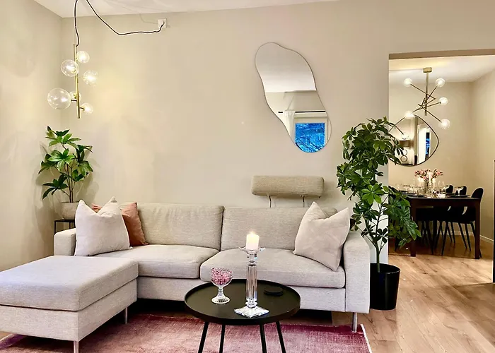 Perfect City Stay With Balcony And Top Comfort
