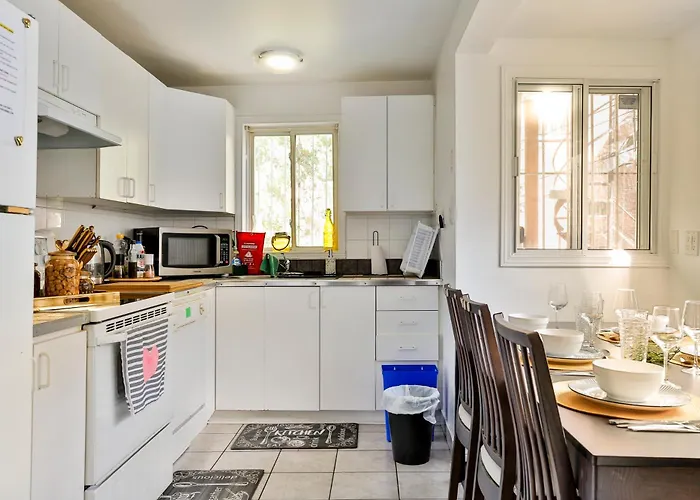 250 Meters To Metro Berri Uqam - Spacious Fully Equipped Apartments - 1 Free Parking Per Unit - In-Unit Washer & Dryer - Fully Stocked Kitchen - Workspace Provided - Fast Wifi - 5 Minute Walk To The Famous St Catherine & St Denis Street