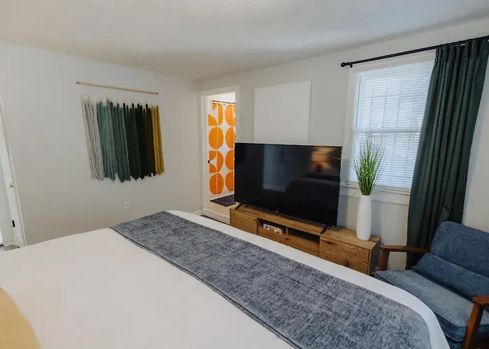 Centrally Located King Bed Midtown Liberty 2695 Up