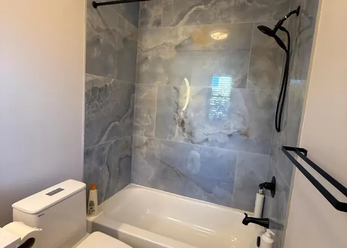 Spacious Private Room In A New House With Private Bathroom Close To Center City
