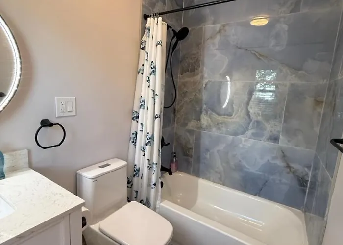 Spacious Private Room In A New House With Private Bathroom Close To Center City