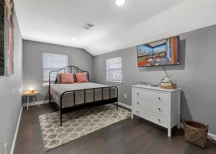Super Cozy 2 Bedroom With Fast Wifi And Queen Bed Close To Downtown Houston!!