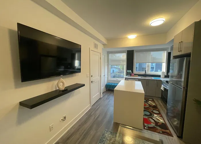 Exquisite, Bright & Modern Condo - Free Parking
