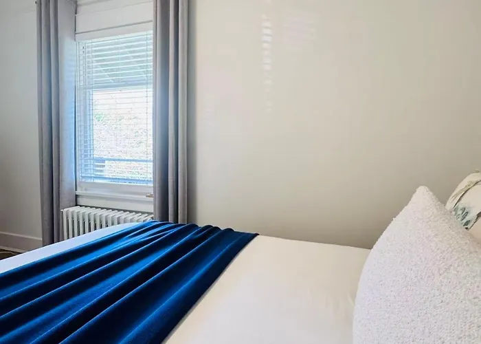 Modern Queen Room Private Ensuite Vancouver West