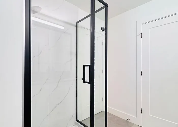 Modern Queen Room Private Ensuite Vancouver West