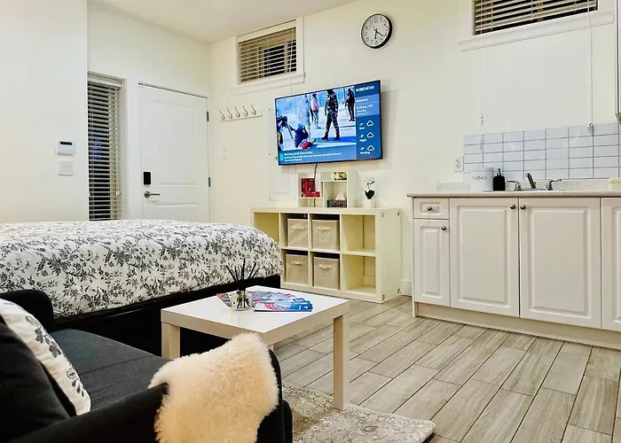 Modern Studio For 2 - Near Skytrain To Downtown - Free Parking