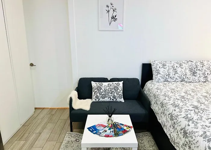 Modern Studio For 2 - Near Skytrain To Downtown - Free Parking
