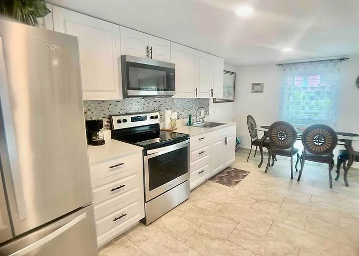 Beach Apartment! Only 5 Minutes From The Beach In Car