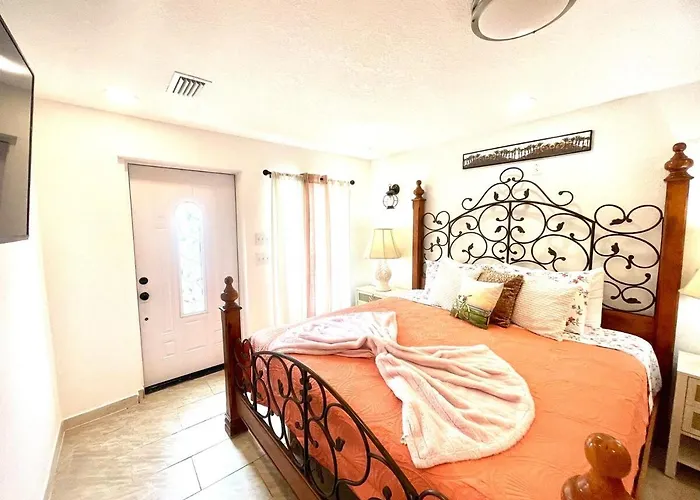 Sweet Amore! Only 5 Min From Clw Beach In Car !