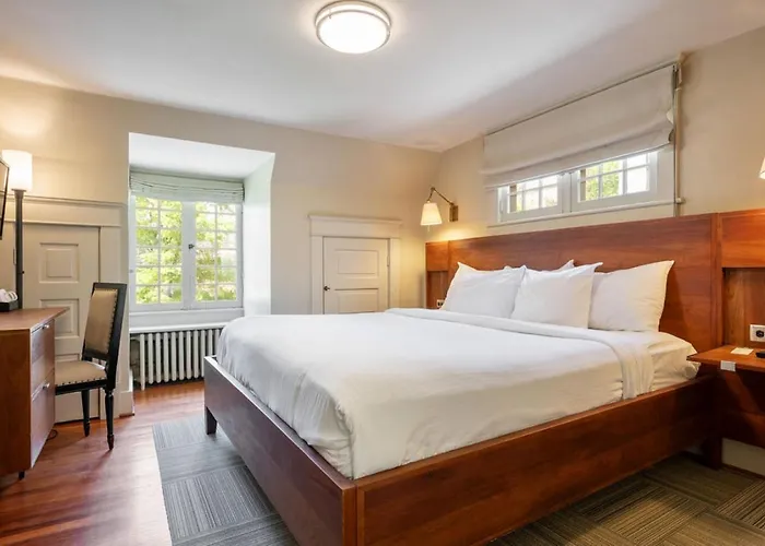 Oakhurst Inn At The University