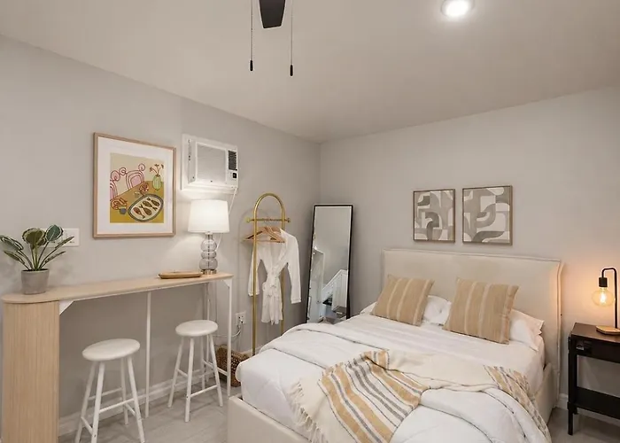 Private Modern Guesthouse, Near La Cantera/Medical Center