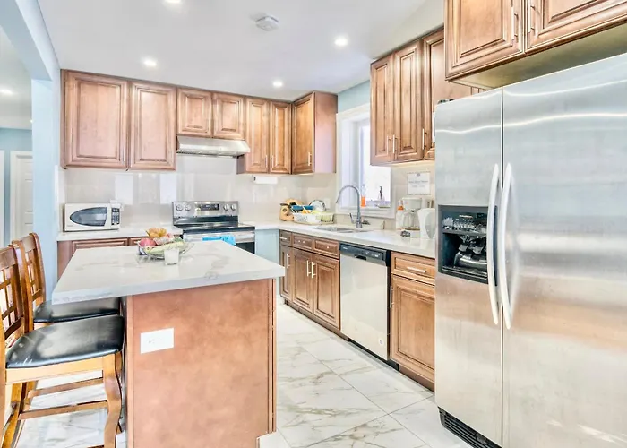 Renovated Rooms 10-Min To Finch Subway Near Yonge St