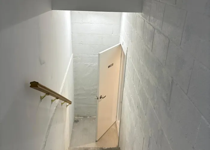Guest House Basement - Master Bedrooms In Bayview Village