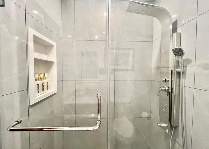 Upgraded Ensuite Rooms 7-Min To Subway Near Downsview Rogers Stadium
