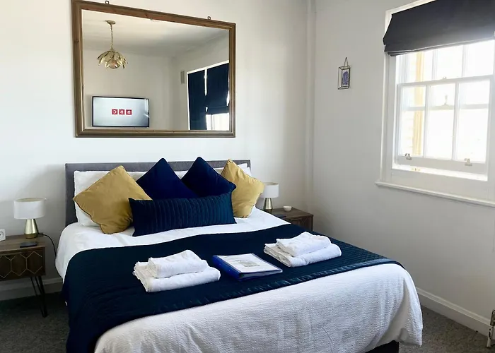 Seafront Sanctuary Beautiful Art Deco Apartment With Stunning City & Sea Views